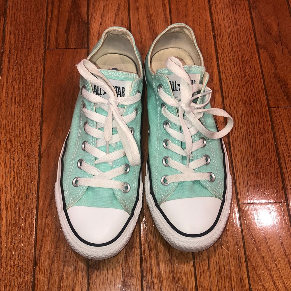 Converse Size 8 mint colored low top sneaker